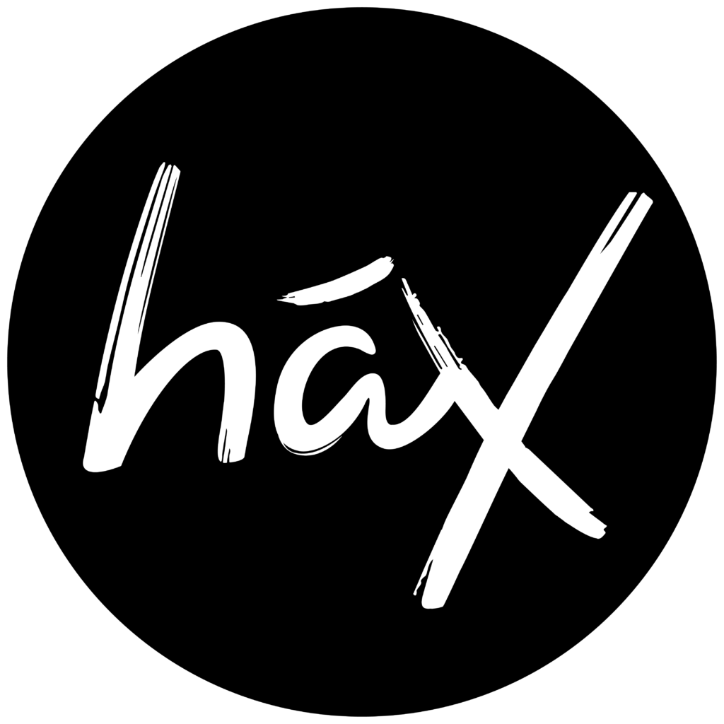 HÄX logo valkoinen mustassa pallossa.