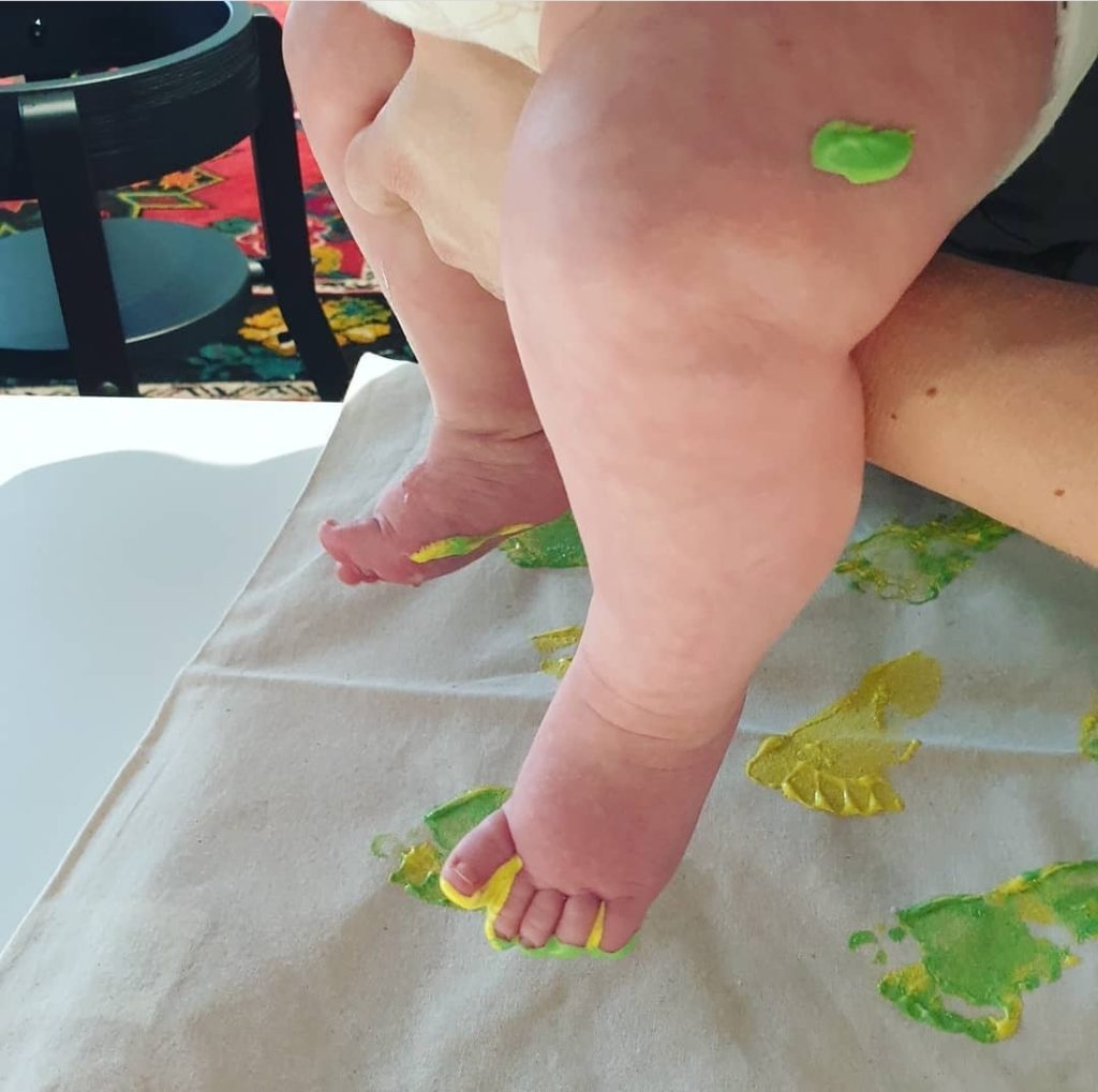 kangaspainantaa vauvan jaloilla