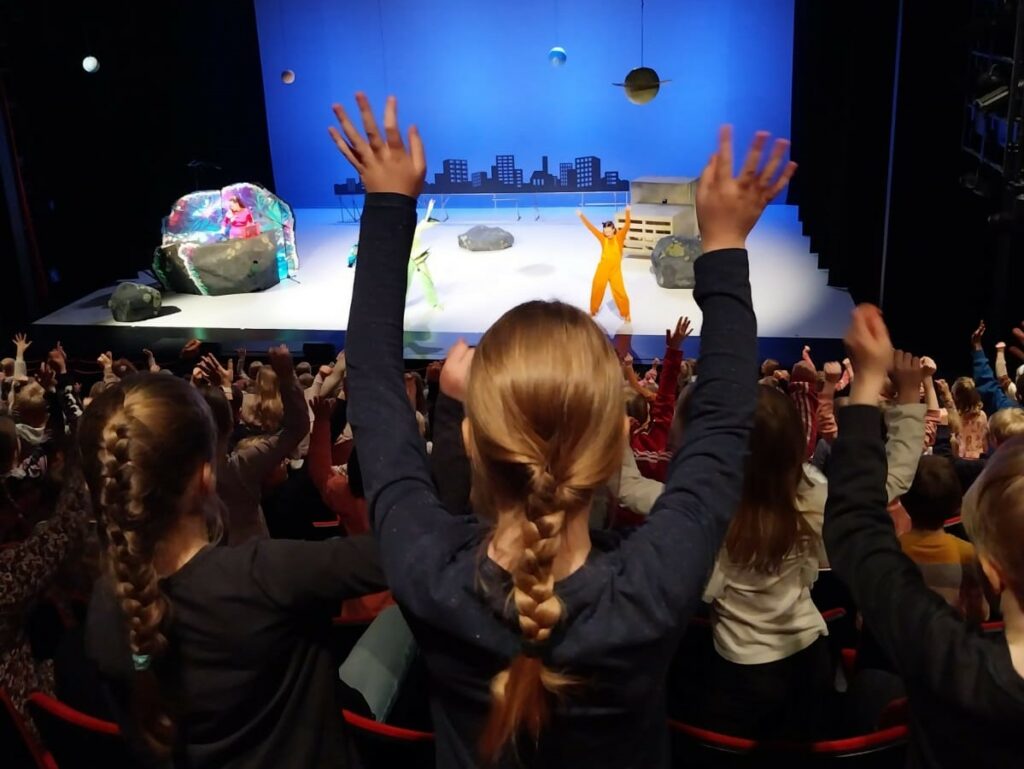 Kulttuuripolun teatteriesityksessä myös yleisö sai tanssia.
