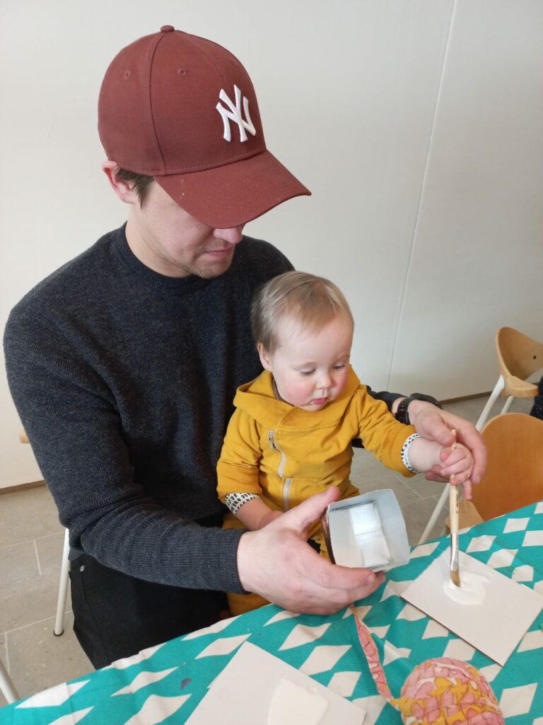 Mies ja taapero askartelee.