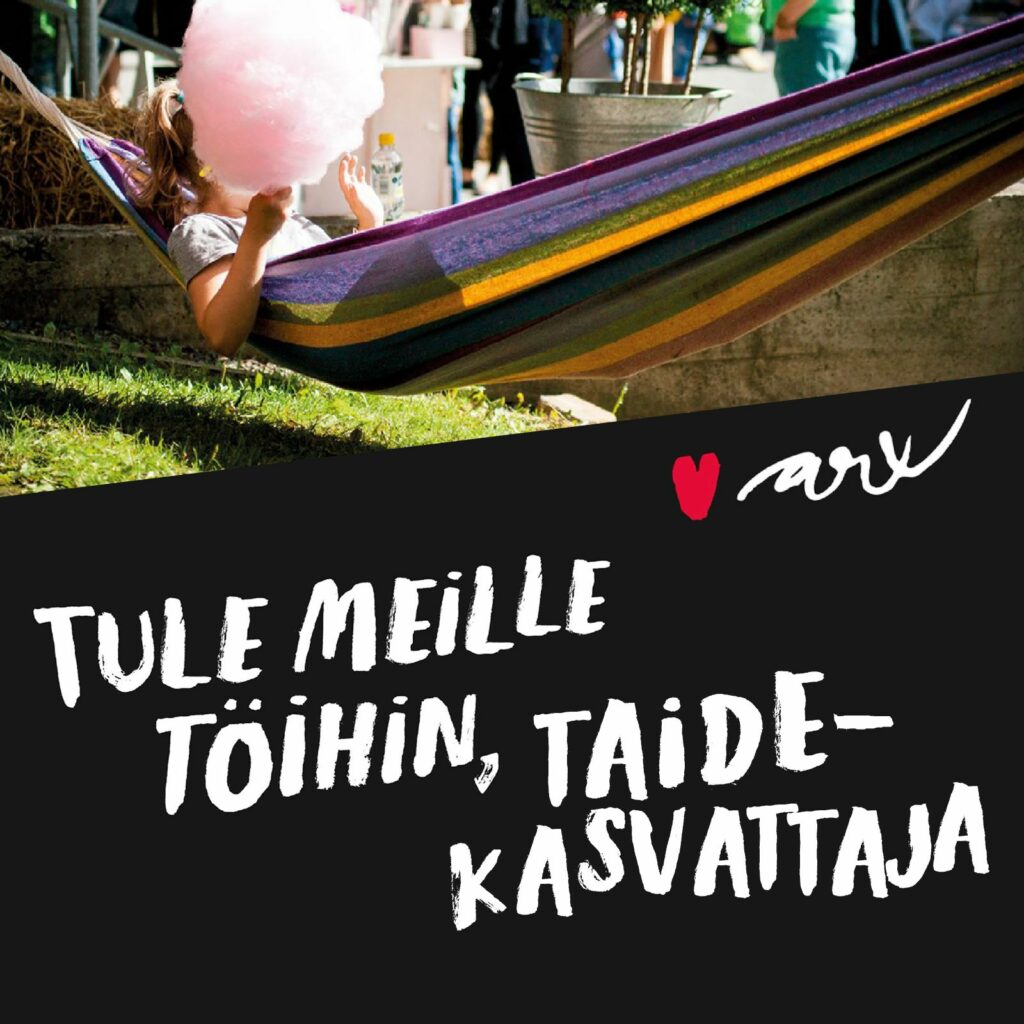 Tule meille töihin, taidekasvattaja. Hakuilmoituskuva, jossa lapsi syö hattaraa riippumatossa.