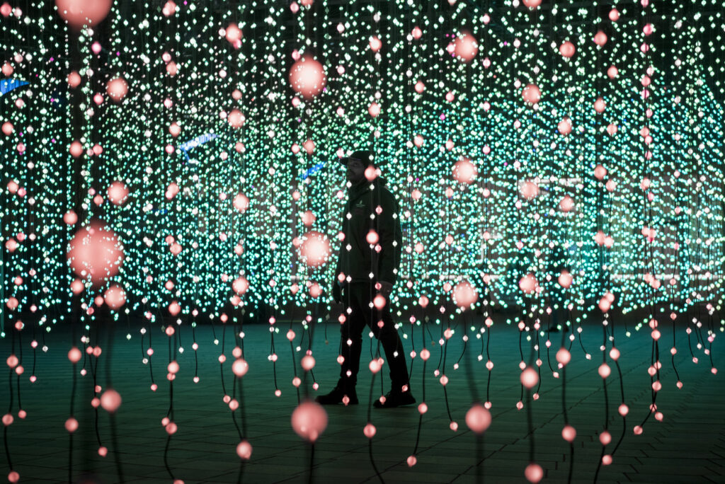 Squidsoup taiteilijaryhmän Submergence -valoteos.