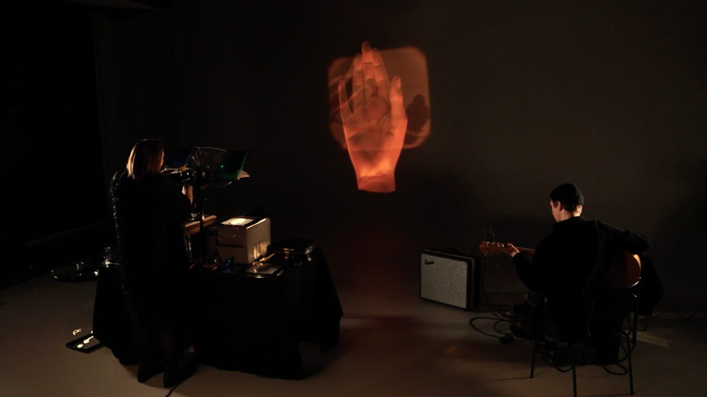 Pauliina Mäkelän ja Topiast Tiheäsalon Kultapalmu-esityksen taltiointi.