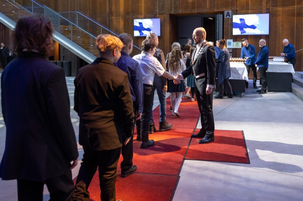 Kaupunginjohtaja kättelemässä oppilaita