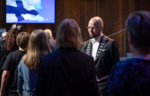 Kaupunginjohtaja kättelemässä oppilaita