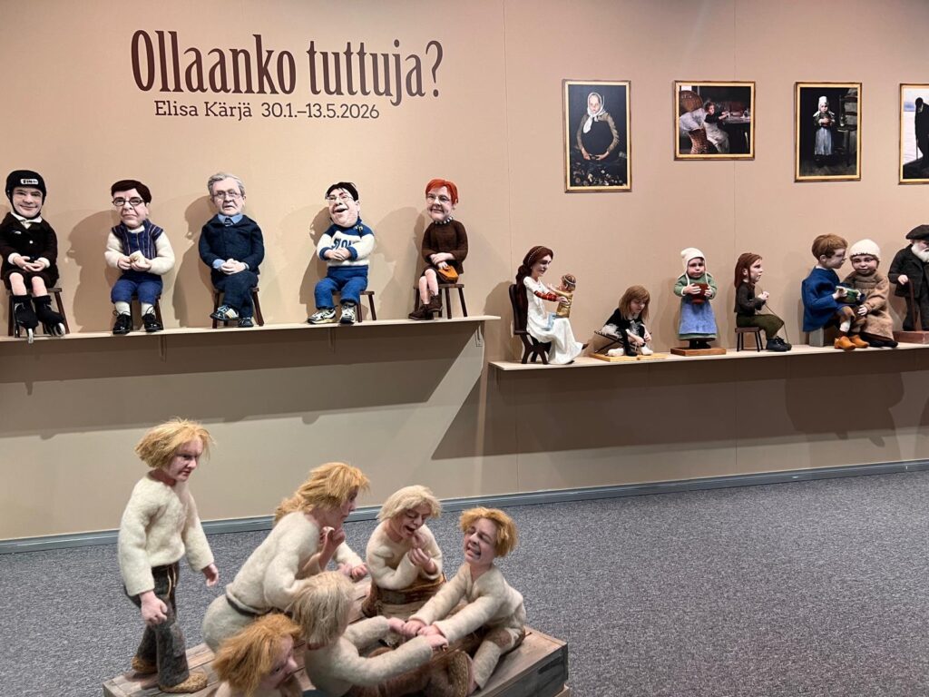 Yleiskuva Ollaanko tutuja? -näyttelystä. Kuvassa ihmishahmoisia monia huovutettuja teoksia.