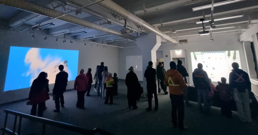 BYOB 2025 perjantai, ihmisiä ja projisointeja